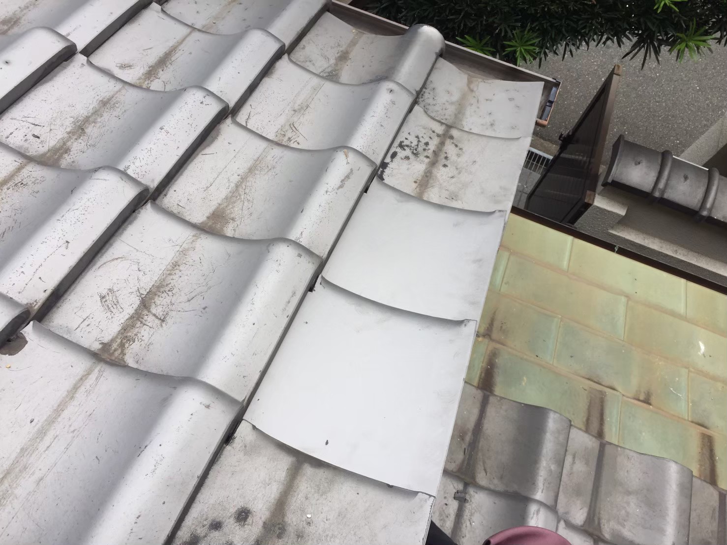 新しい瓦と取り替え修繕